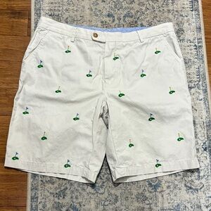 J. McLaughlin kahki Golf Embroidered Shorts a men’s size 38 - great condition